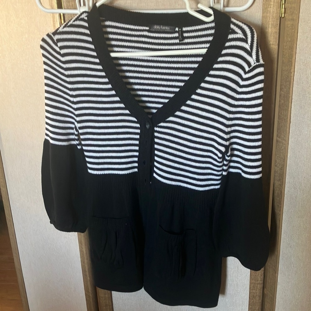 FINAL MARKDOWN Daisy Fuentes Black and White lantern sleeve cardigan ps